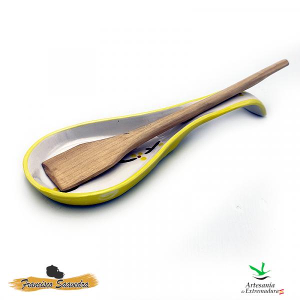 Foto con cuchara de un porta cucharas para cocina. Ayuda a no manchar la encimera y dar un toque único.