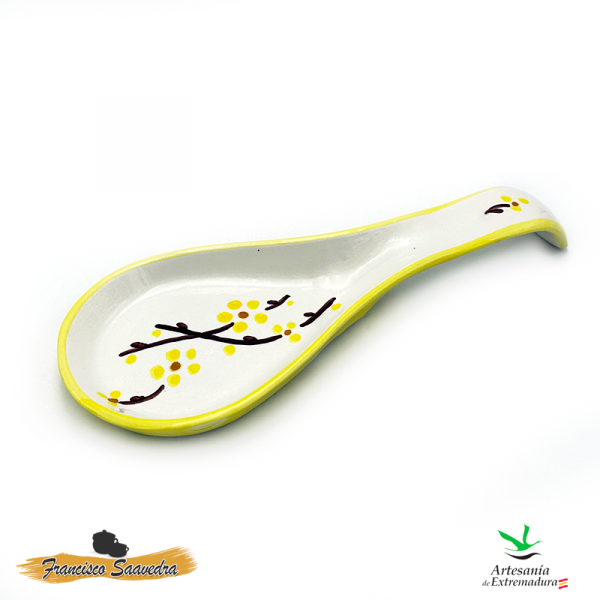 Foto con cuchara de un porta cucharas para cocina. Ayuda a no manchar la encimera y dar un toque único.