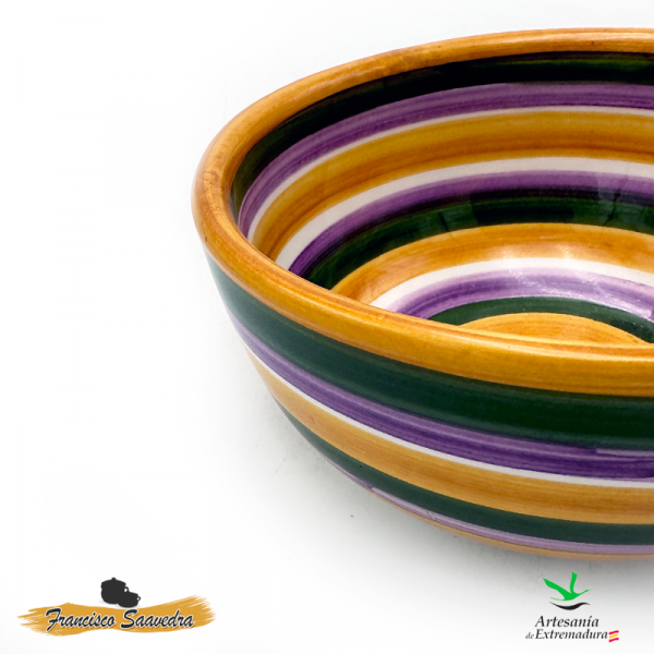 Imagen detalle de cuenco de cerámica con líneas horizontales de varios colores, amarillo, verde, morado y blanco.