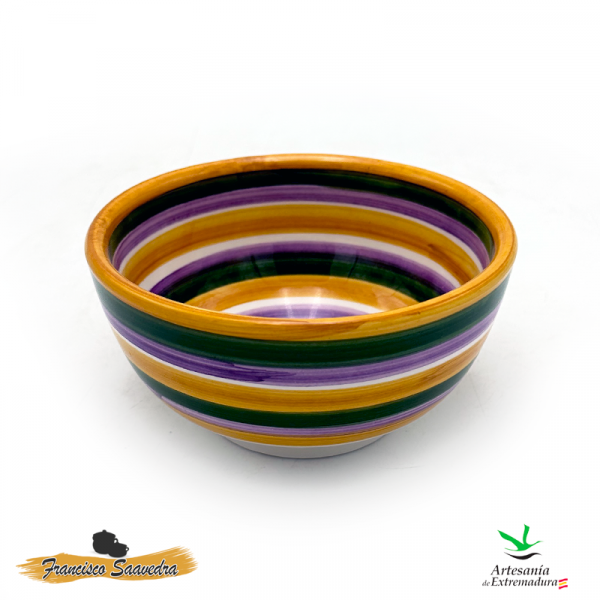 Imagen de cuenco de cerámica con líneas horizontales de varios colores, amarillo, verde, morado y blanco.