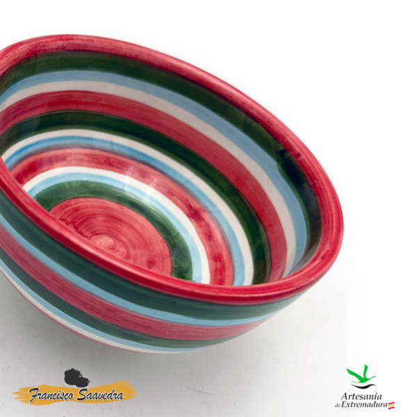 Imagen detalle de cuenco de cerámica con líneas horizontales de varios colores, rojo, verde, azul y blanco