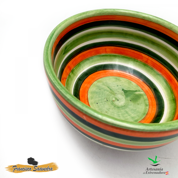 Imagen detalle de cuenco de cerámica con líneas horizontales de varios colores, verde claro, naranja, verde oscuro, verde claro, naranja, verde oscuro y blanco